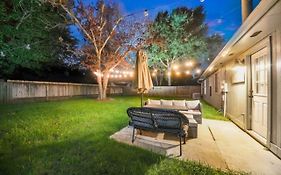 Iah Place: 4 Bed, Patio-Sleeps 8+